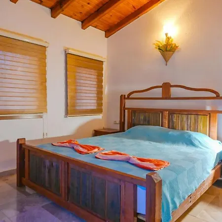 Candy Stone, Private Pool For 8 People 费特希耶